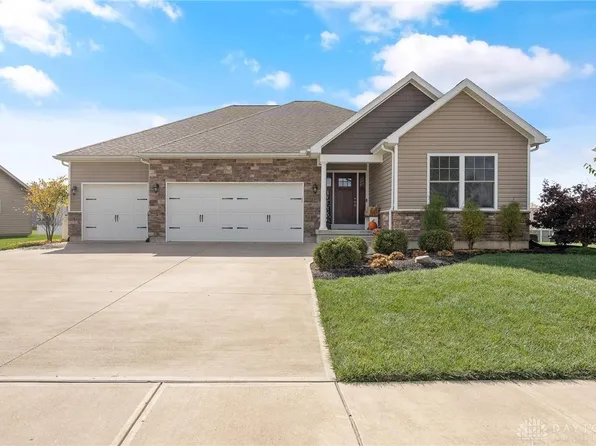 236 Quail Hollow Dr, Brookville, OH 45309
