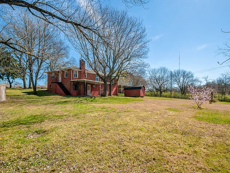 Huge yard - yard is not fenced