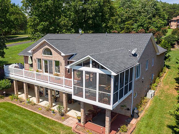 3rd image of 208 Park Shores Cir
