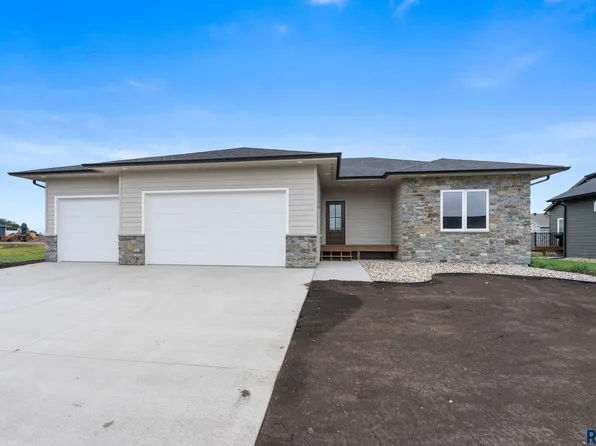 911 Sundance St, Valley Springs, SD 57068