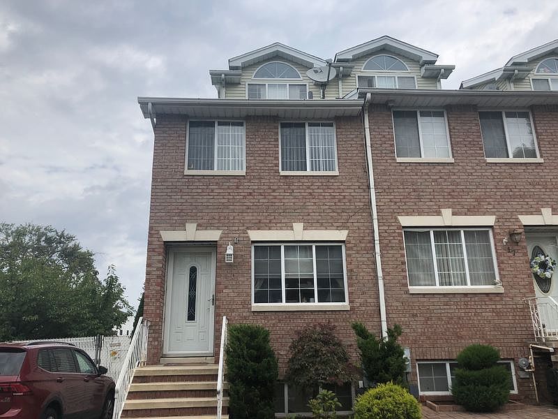 1st image of 15 Lillie Ln
