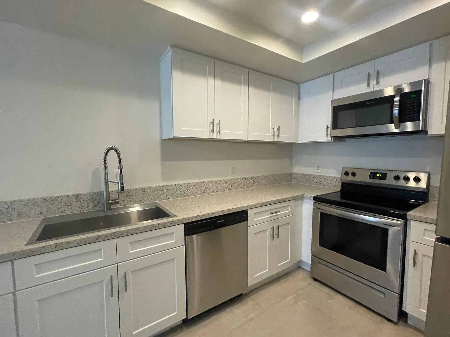Completely Remodeled 3 Bedroom in San Diego!! Water/Trash Included — Photo 2