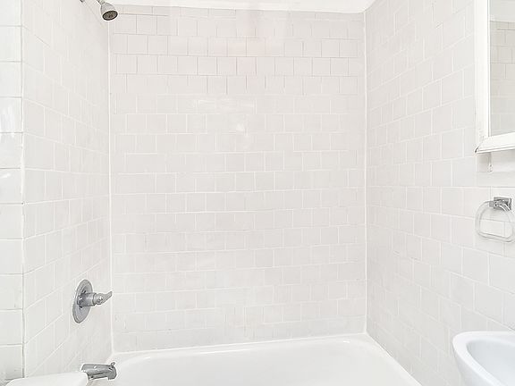 4th image of 224 W 13th St #1F