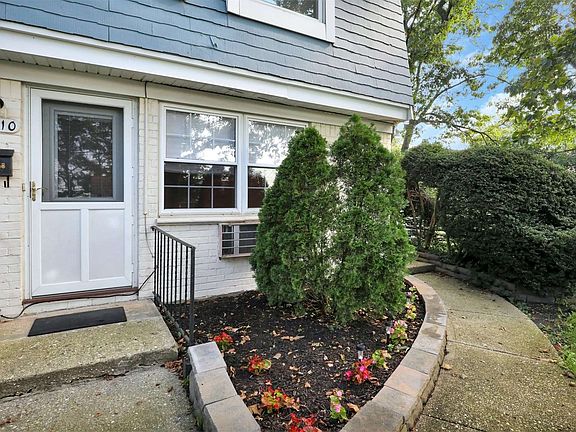 3rd image of 310 Towne House Vlg #310
