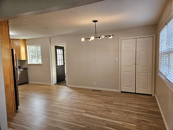 5th image of 1137 N Victoria Way