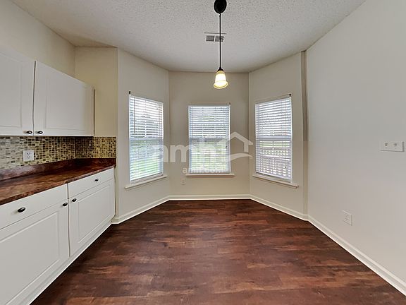 4th image of 19504 Tryon St