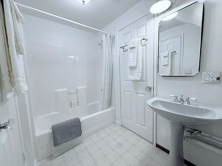 2140 Hollymont Dr — Photo 34