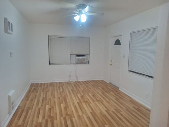 3rd image of 915 NE 16th Ter #5