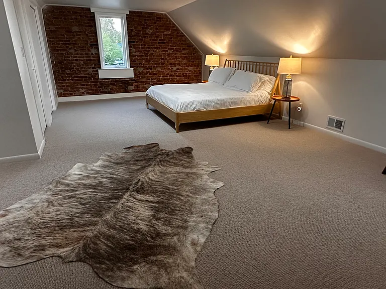 Upstairs primary bedroom