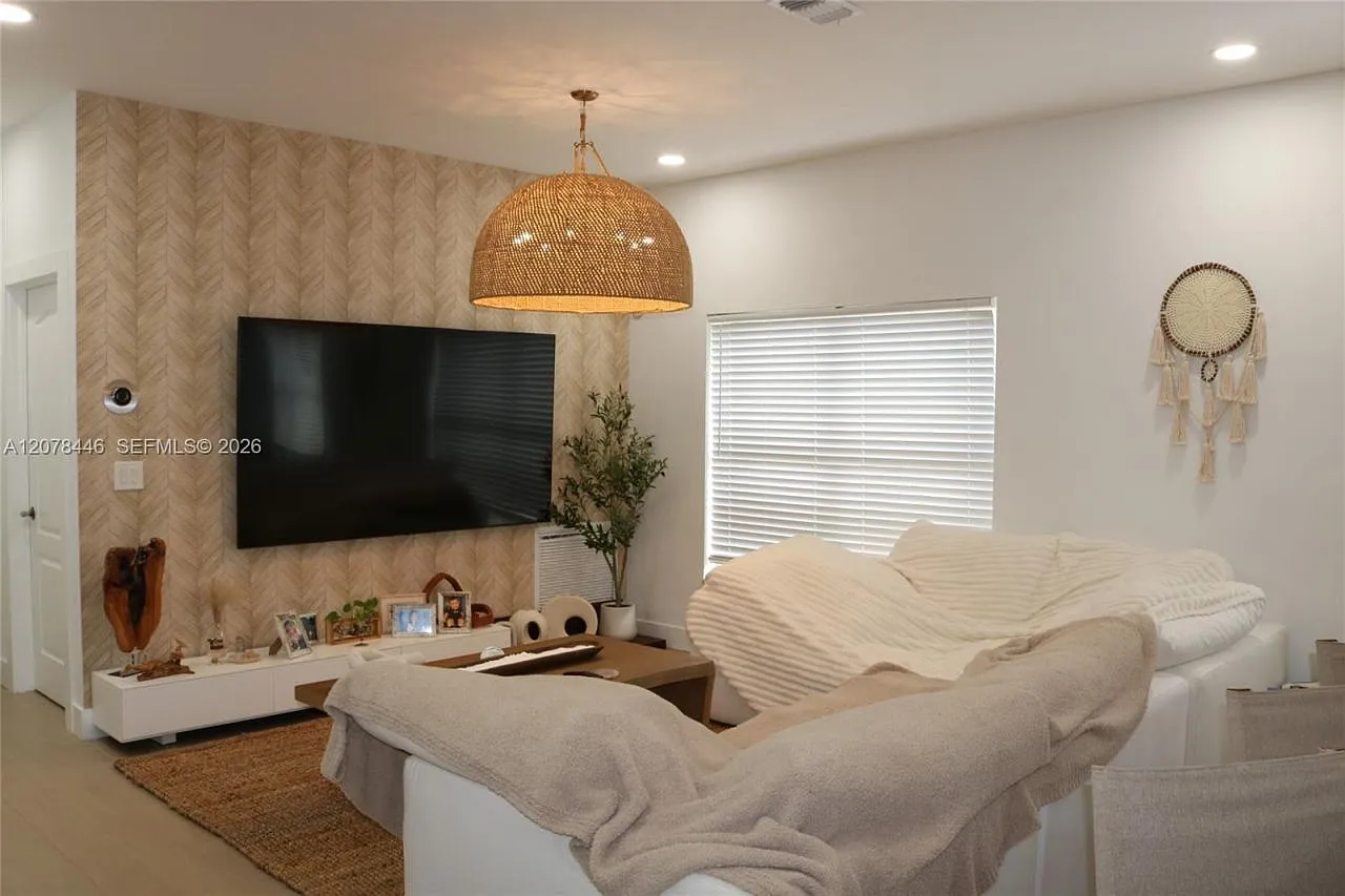 3 bed, 2.5 bath, 1820 sqft, $4,100 — Photo 3