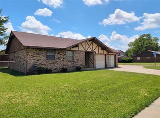 940 NW 12th St, Moore, OK 73160