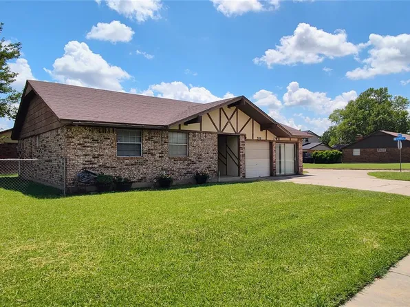 940 NW 12th St, Moore, OK 73160