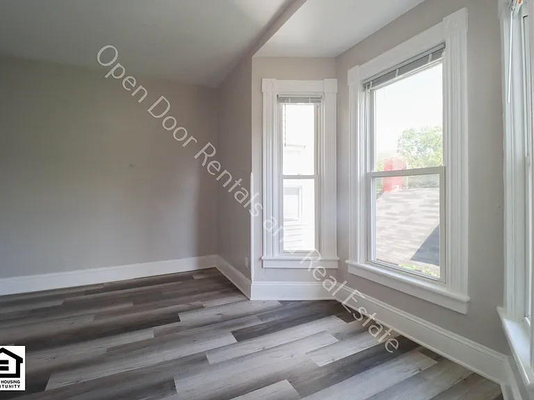 340 W Dewald St — Photo 3