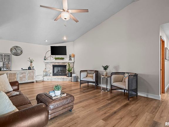5th image of 1035 Oakbrook Ave