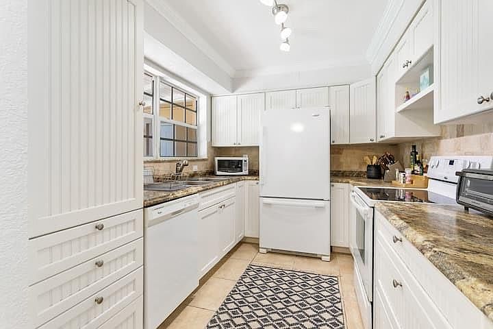 1st image of 646 Longboat Dr #646