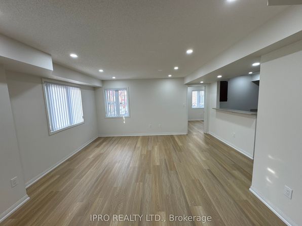 250 Sunny Meadow Blvd W #124, Brampton, ON L6R 3Y7