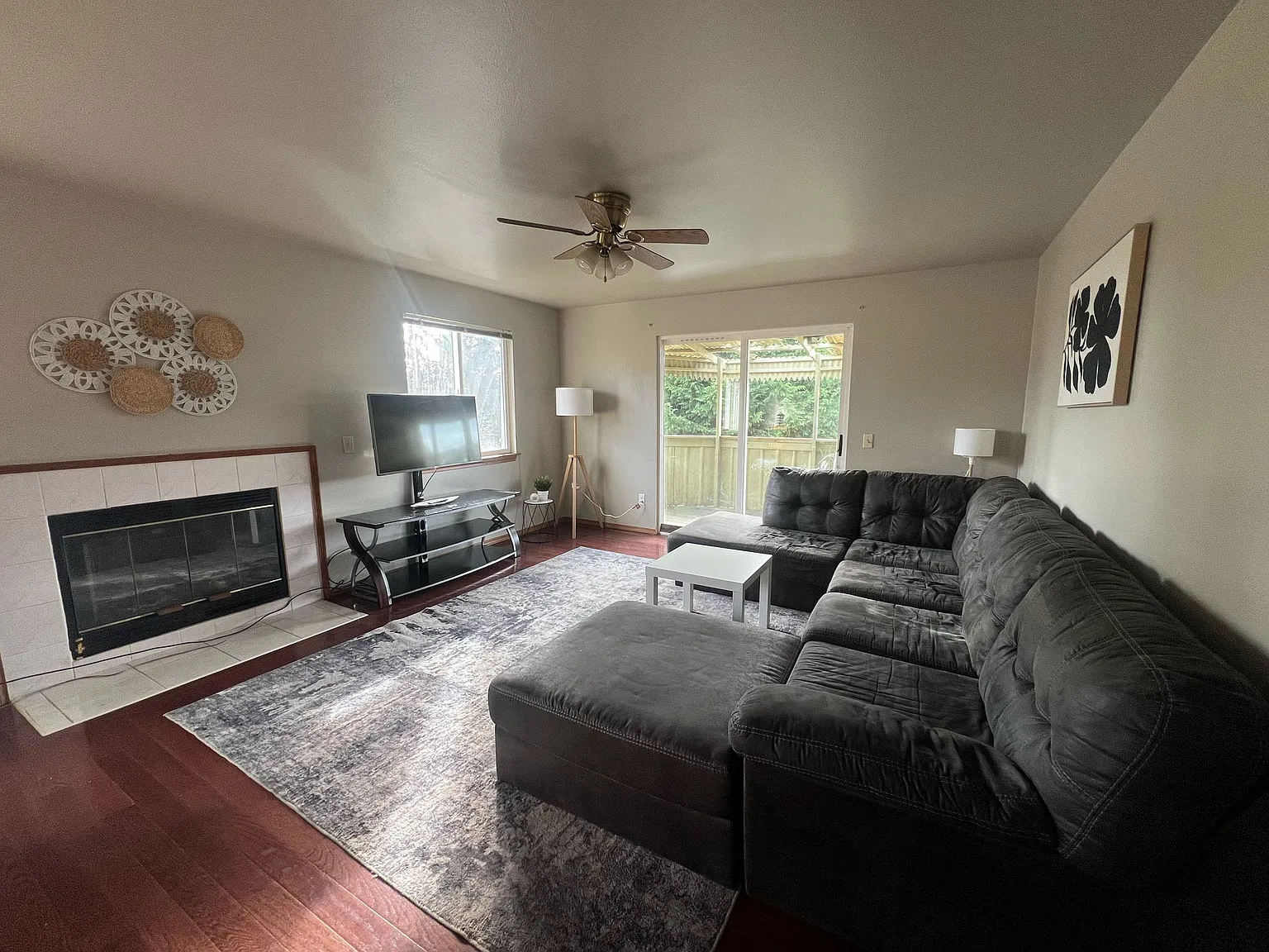 6 bed, 2640 sqft, $5,800 — Photo 2