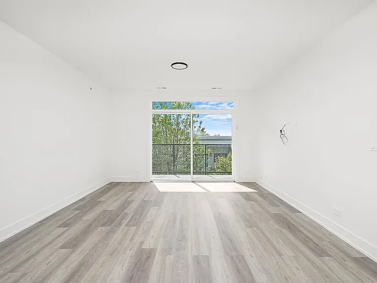 2030 Greenwood St — Photo 9