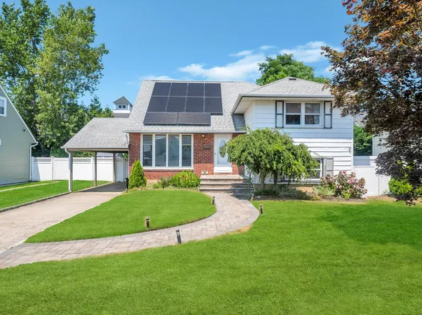 22 Manor Lane, Copiague, NY 11726