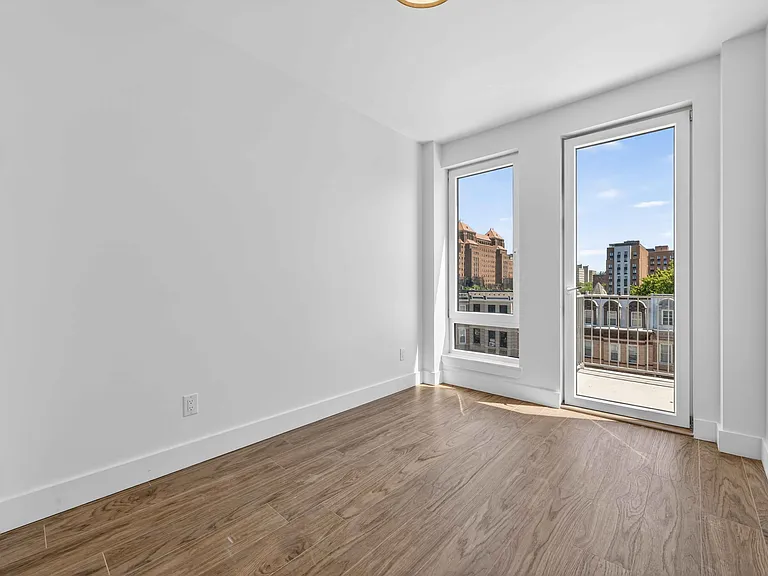 363 Hawthorne St #4E — Photo 6