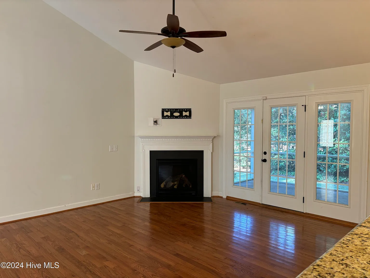 3 bed, 2.5 bath, $2,300 — Photo 2