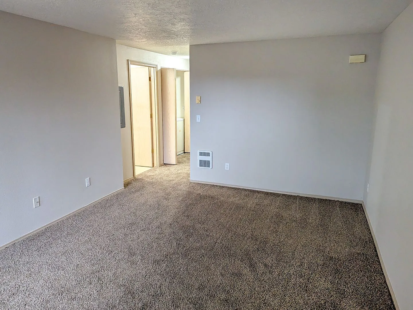 LOCUST1340 — Photo 2
