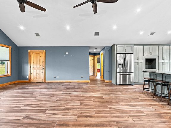 4th image of 21 Cushing Ln
