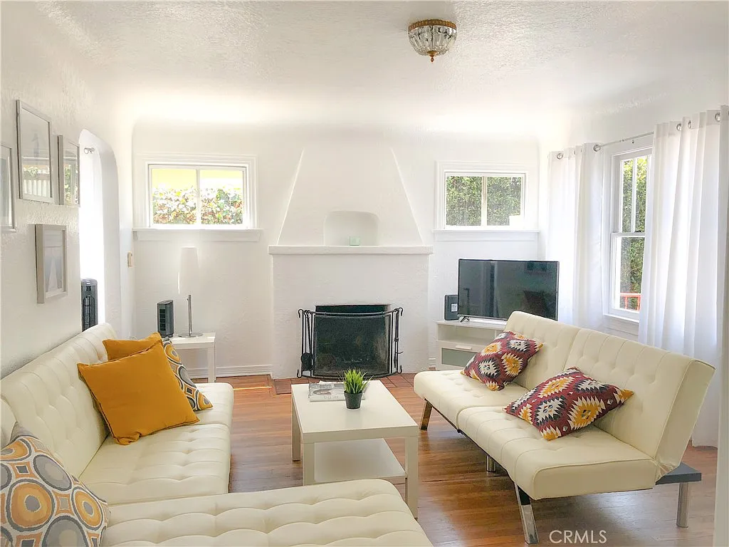 2 bed, 998 sqft, $5,595 — Photo 2