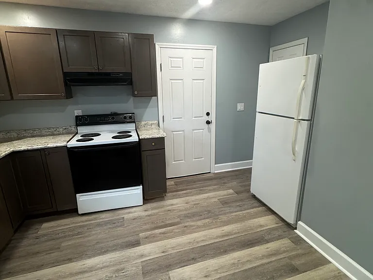 929 Saint Clair St — Photo 4