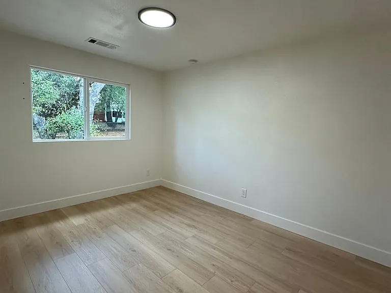 1707 Grand Coulee Blvd — Photo 5