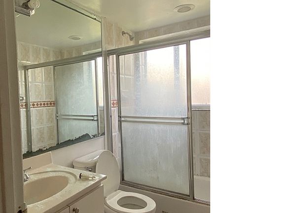 5th image of 940 NE 170th St APT 214