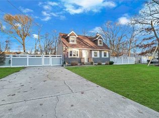 27 Newcomb Trl, Ridge, NY 11961