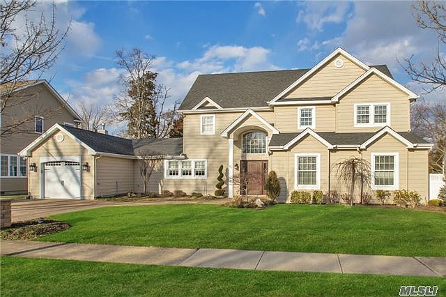 1st image of 39 Peconic Dr