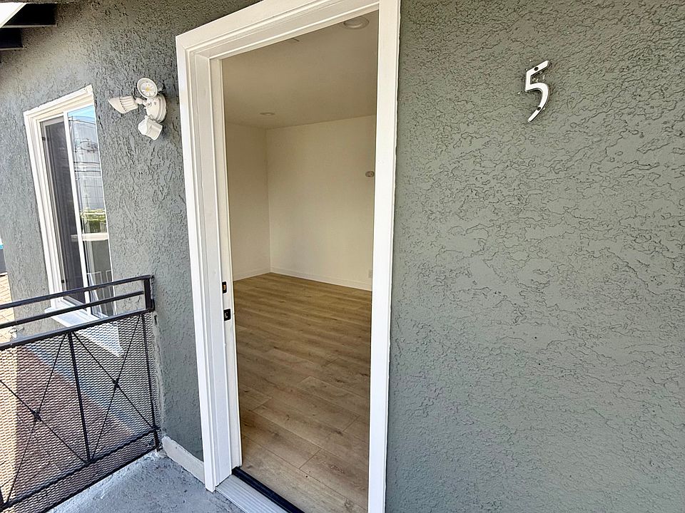 1st image of 840 W 81st St APT 4