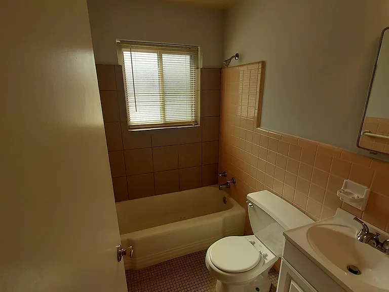 400 N Clark Blvd #1 — Photo 8