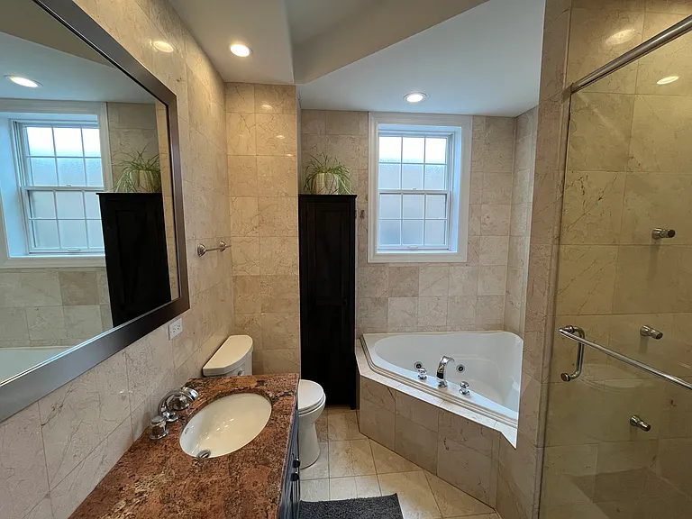 2242 W Melrose St — Photo 10