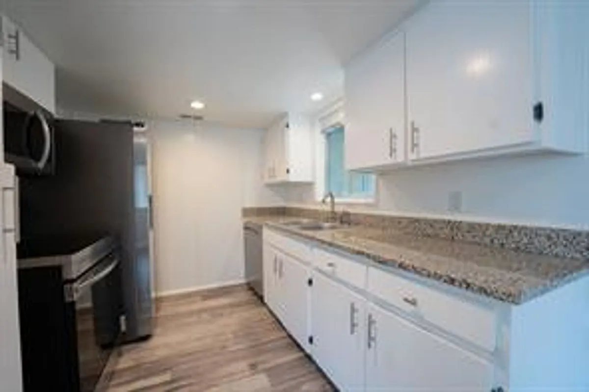 Building Photo - 730 N Boulevard Ter