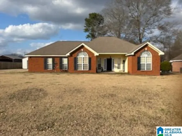 38 Debbie Dr, Deatsville, AL 36022