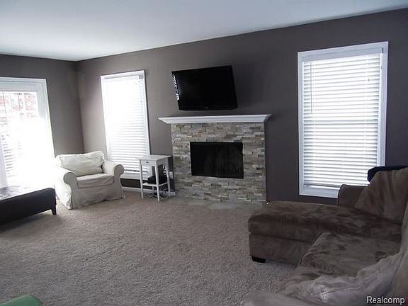 4th image of 3075 Bennington Dr