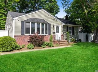 15 Frog Pond Rd, Huntington Station, NY 11746