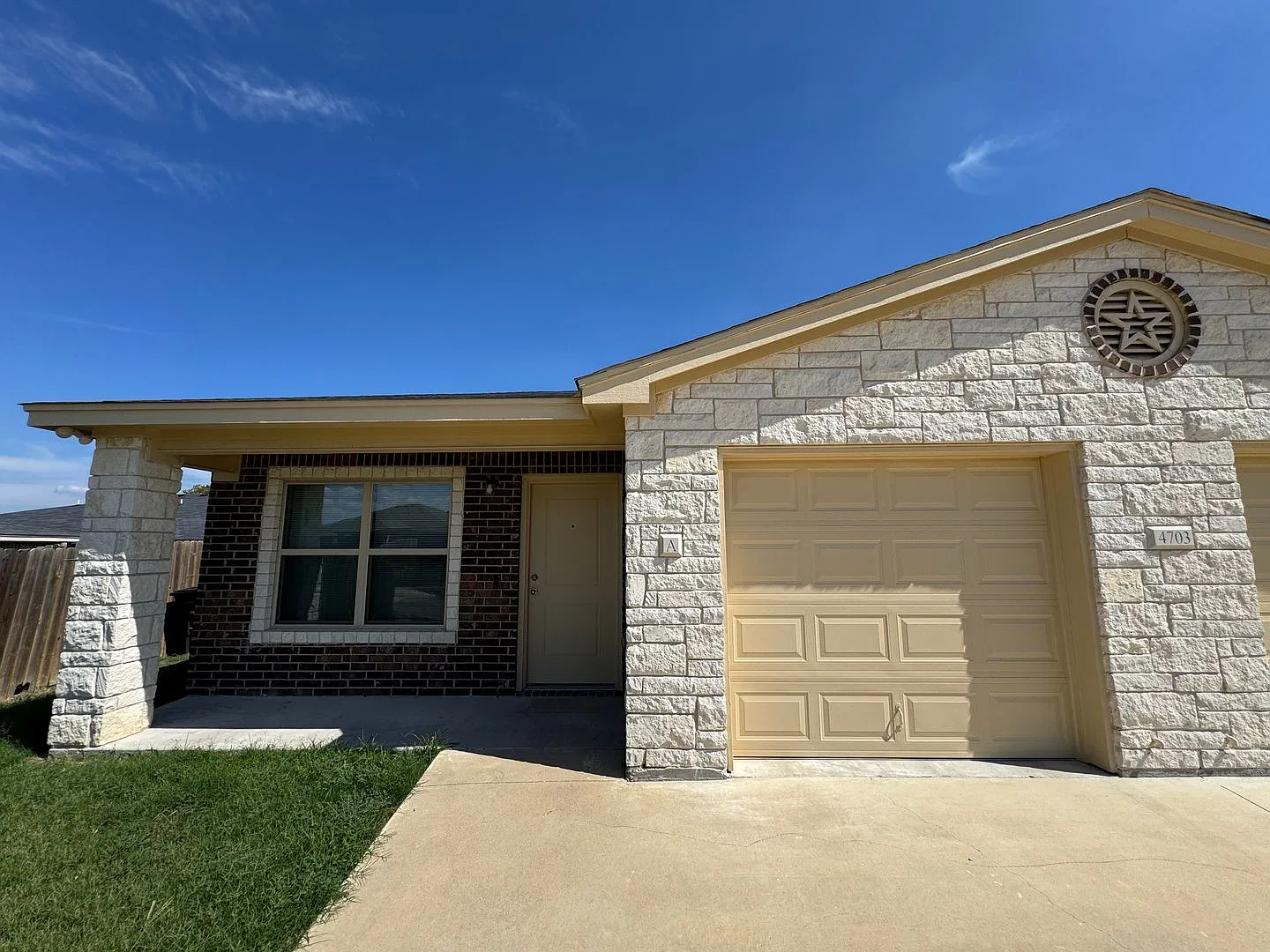 4703 Cambridge Dr — Photo 2