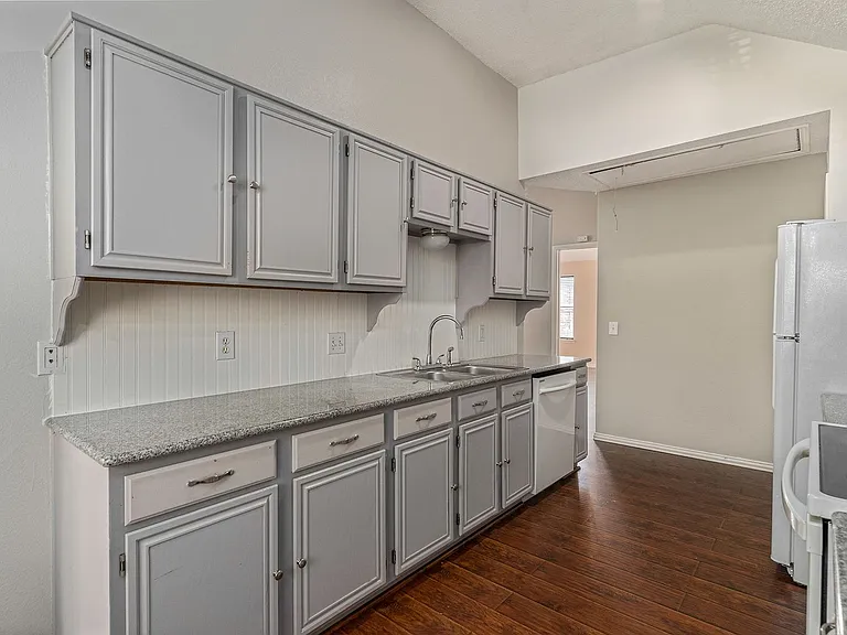 588 Lake Forest Dr — Photo 12