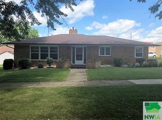 117 1st St NW, Orange City, IA 51041