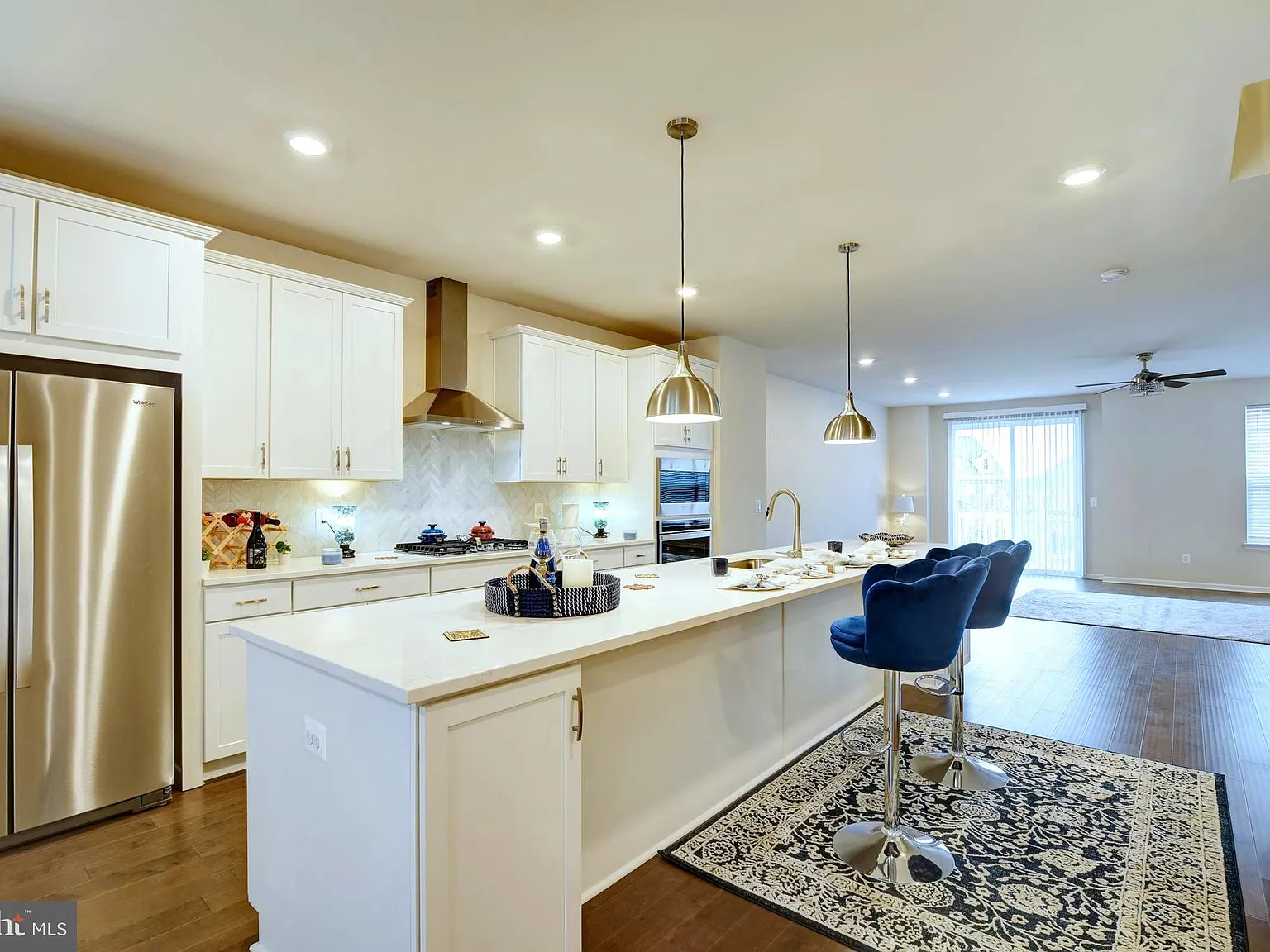3 bed, 3064 sqft, $3,800 — Photo 2