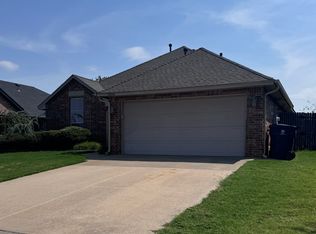 7604 Meadow Lake Dr, Yukon, OK 73099
