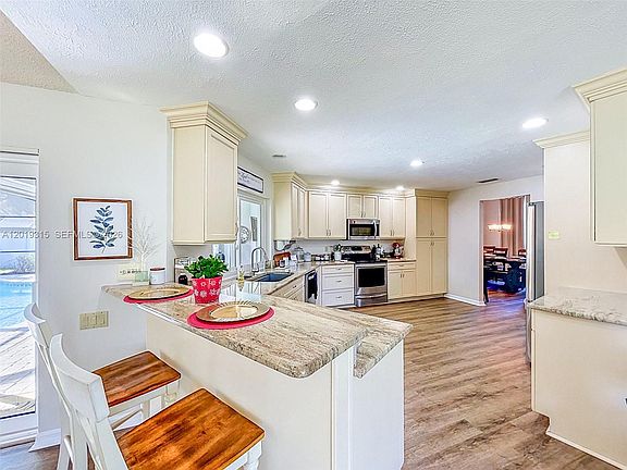 5th image of 2910 Aston Ave