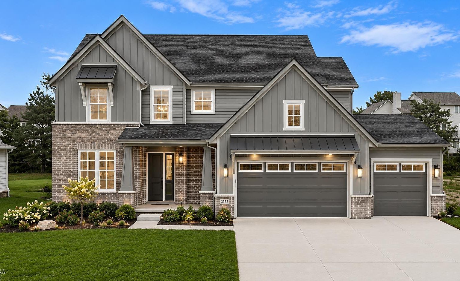 3243 Waldon Ridge Dr, Lake Orion, MI 48359