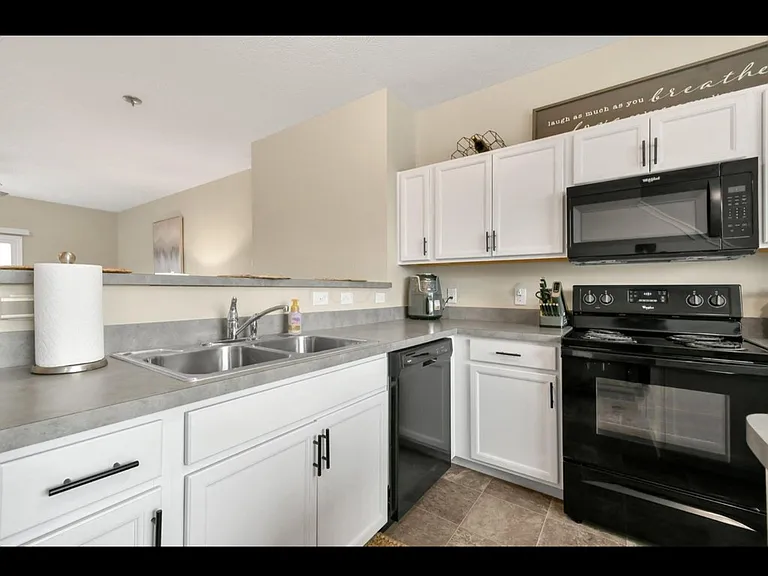 389 Laurel Creek St — Photo 15