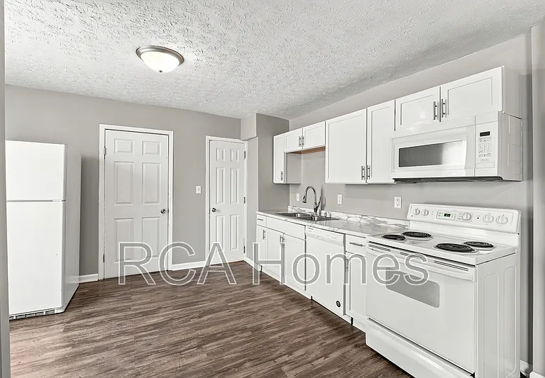 1013 E Legrande Ave #1013 — Photo 4
