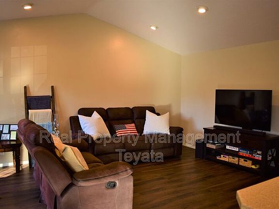 2nd image of 3050 Glenhaven Dr